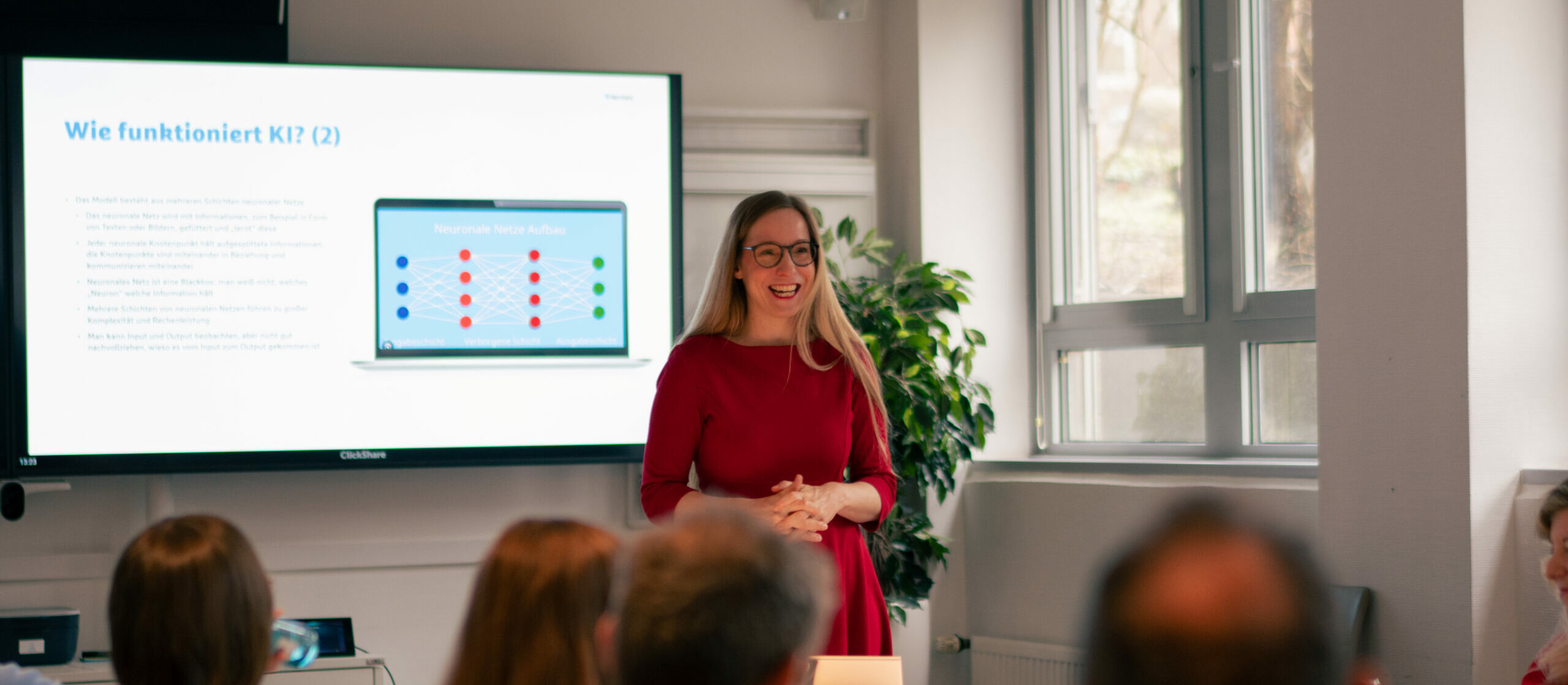 Ein Ausschnitt aus den Learning Days: Nora gibt hilfreiche Tipps zur Nutzung von KI.