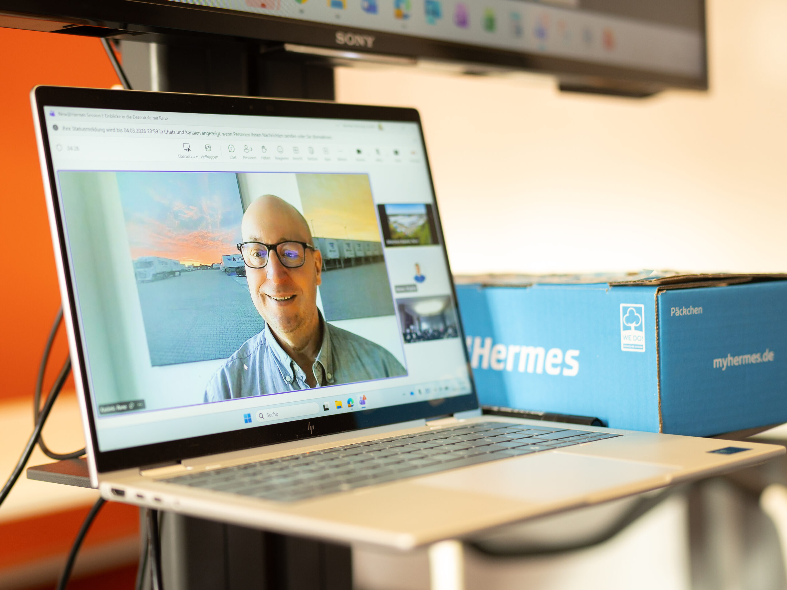 Rene nimmt hybrid aus dem Logistic Center in Berlin an New@Hermes teil und berichtet aus dem Alltag in unseren Depots.