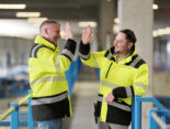 Zwei Kollegen aus dem Depot Hamburg klatschen ein