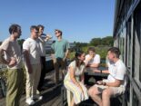 Bild von Azubis auf der Terrasse