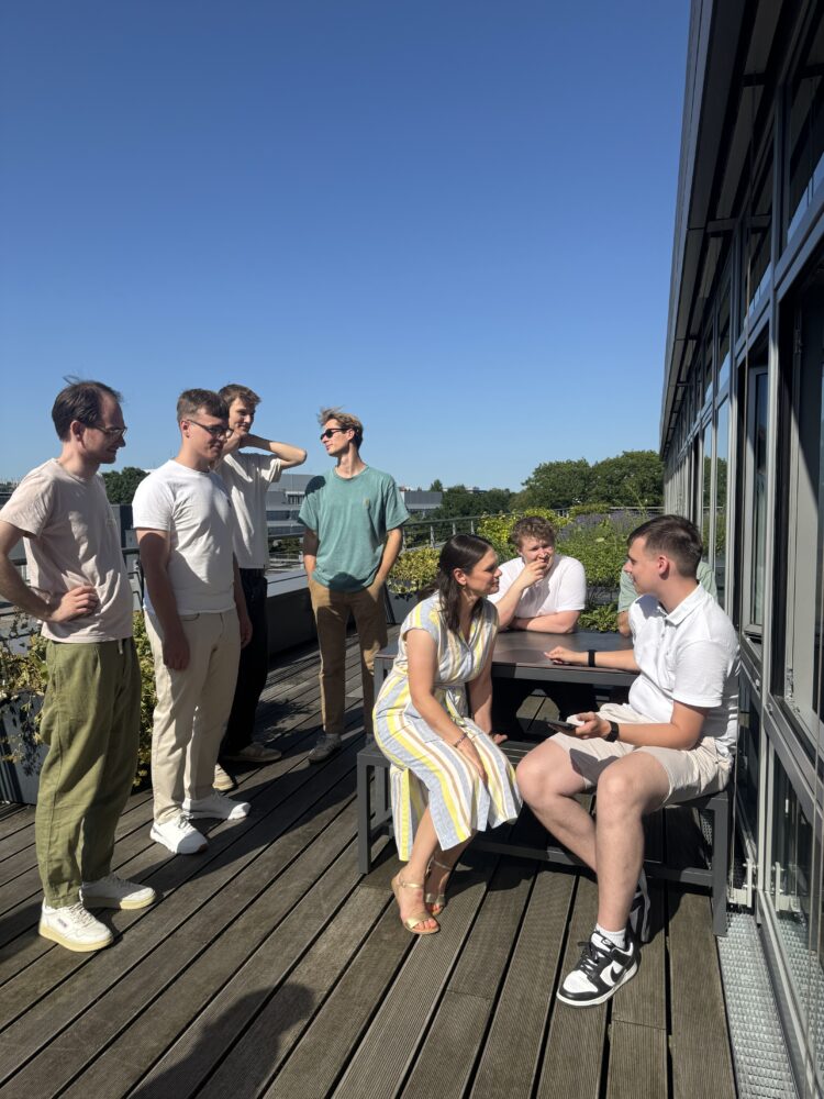 Bild von Azubis auf der Terrasse