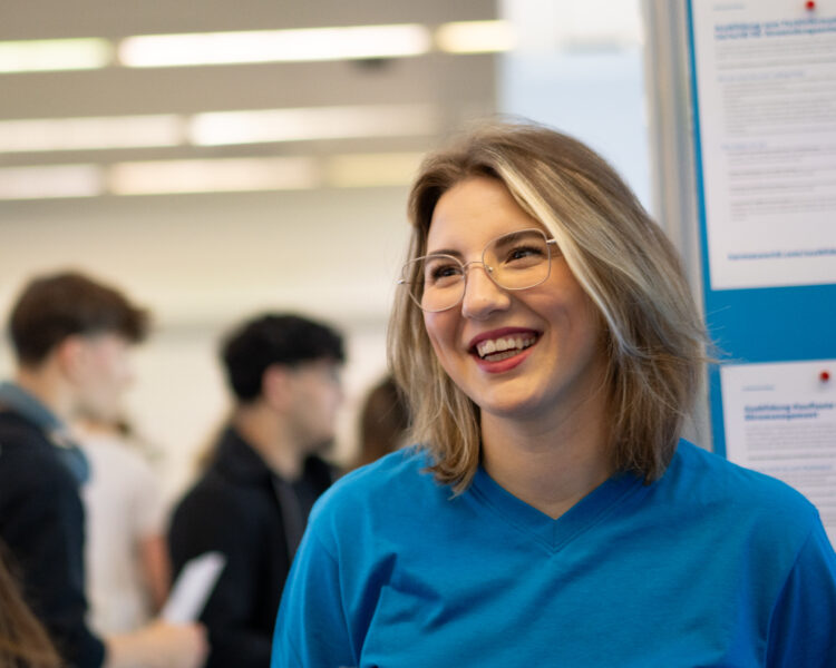 Auszubildende Daniela auf der Vocatium im Gespräch