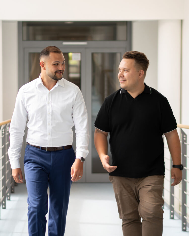 Zwei Sales Mitarbeiter laufen nebeneinander