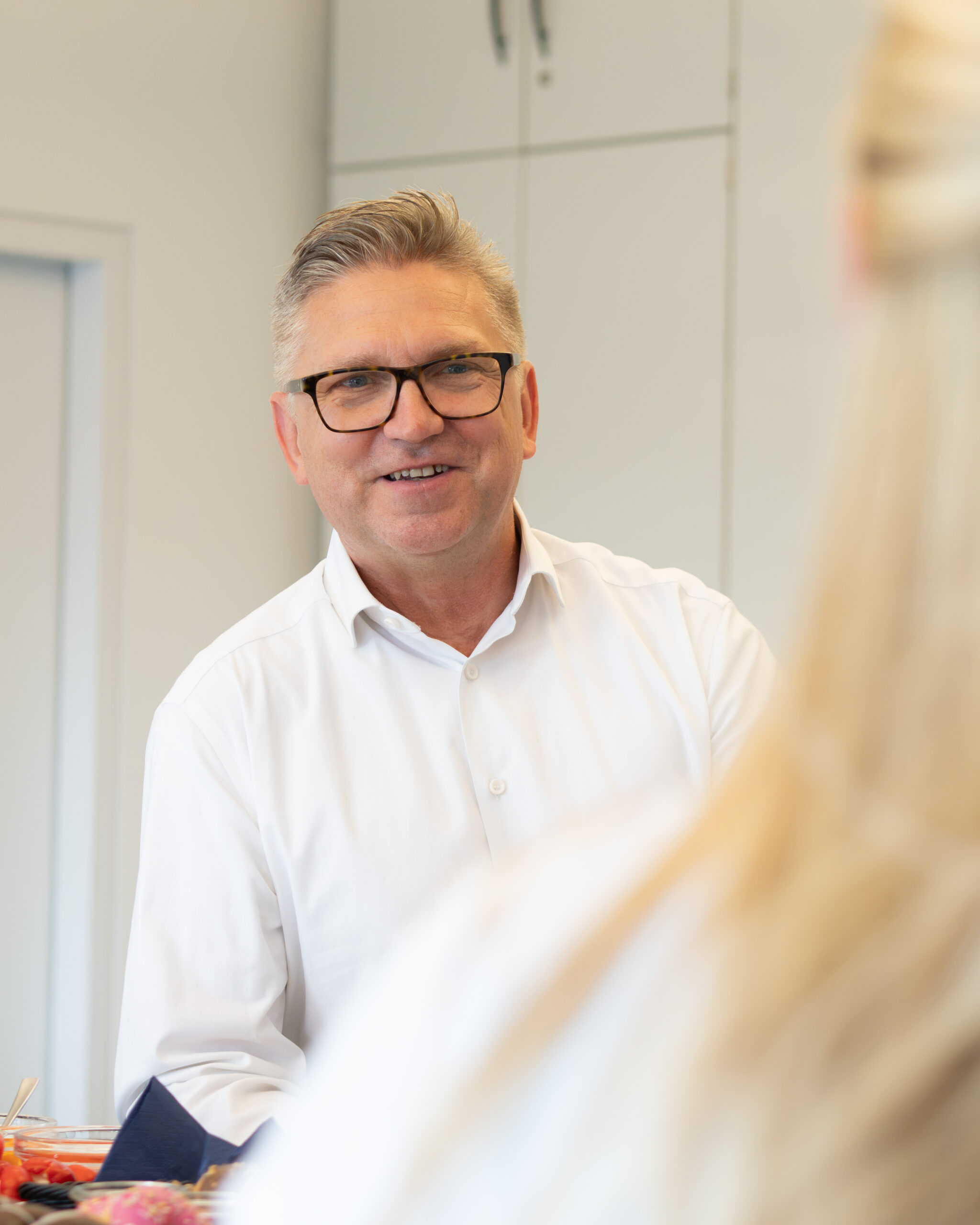 Marco (COO) begrüßt die neuen Young Talents 2026. 